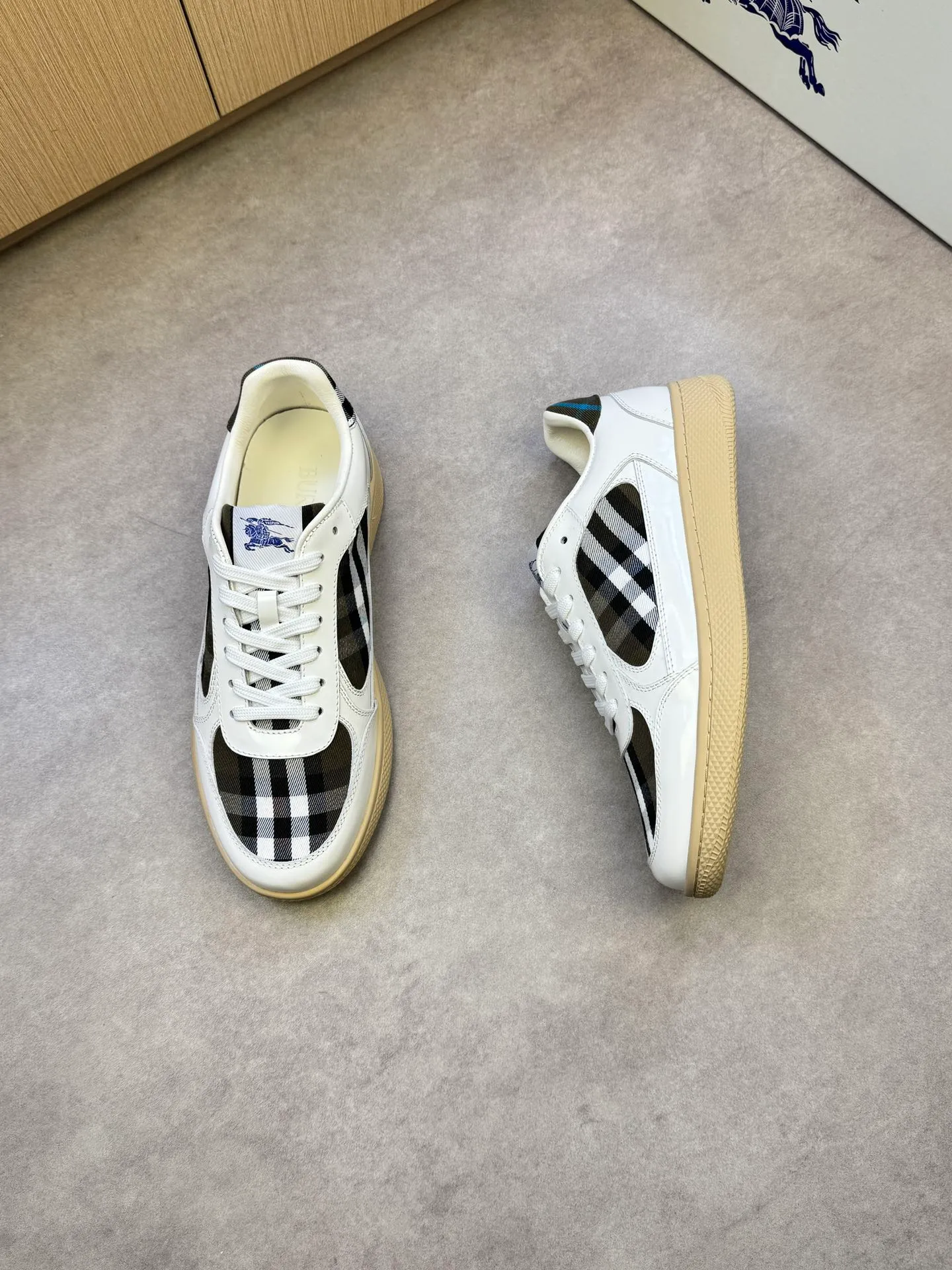 P400 [BURBERRY] Burberry casual sports sneakers - Upper: imported 🔝 open edge beaded calfskin, brand totem cloth, tongue brand cloth label - Inner: water-dyed cowhide - Outsole: ultra-light TPR rubber; two-color molded outsole - Super high quality control·Fine workmanship: highlighted (high-end, extravagance, grade) -Size: 38-44 (Male 45, can be customized)·BBR0372